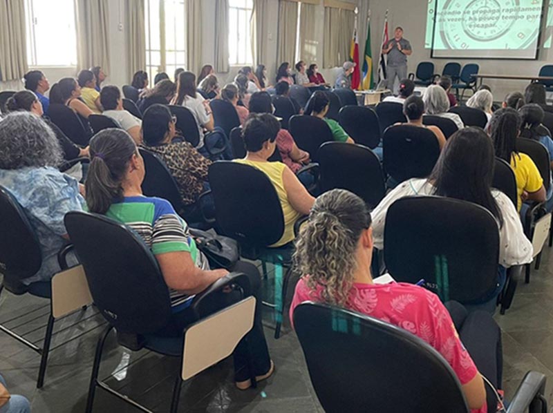 Servidores da Educação municipal participam de capacitação e recebem novos uniformes