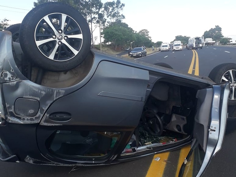 Batida entre três carros deixa feridos em rodovia de Quintana