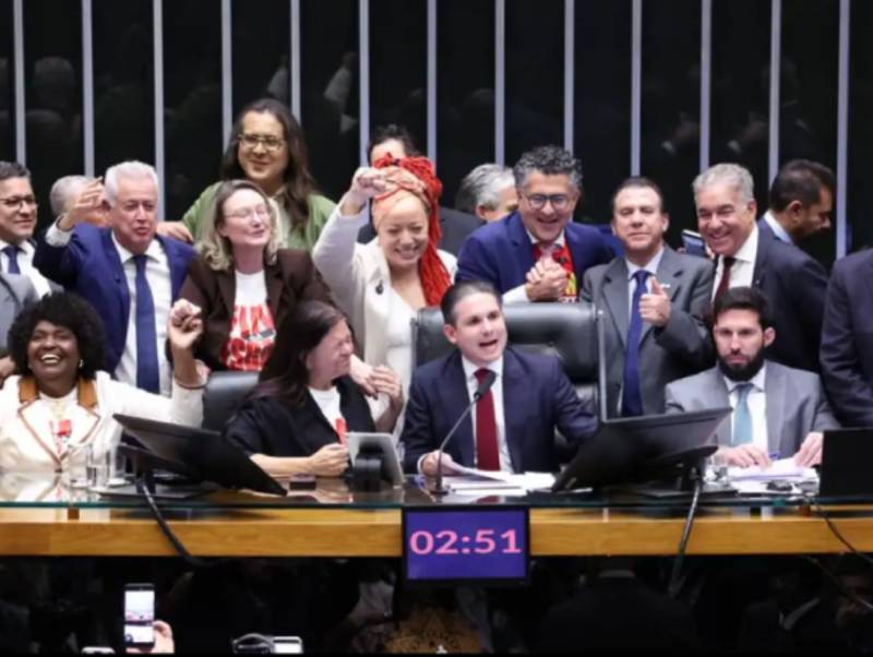 Câmara aprova, em dois turnos, PEC pelo fim da escala 6x1