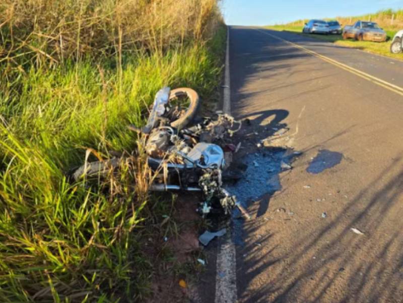 Motociclista é atingido de frente por carro em ultrapassagem proibida em vicinal entre Tupã e Quatá