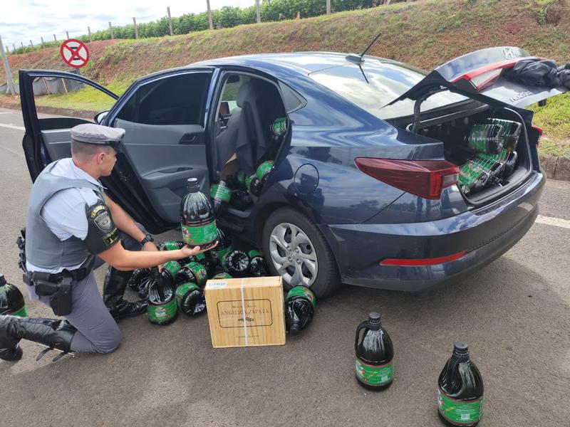 Polícia Rodoviária prende homem transportando azeites e vinhos sem nota fiscal na SP 225
