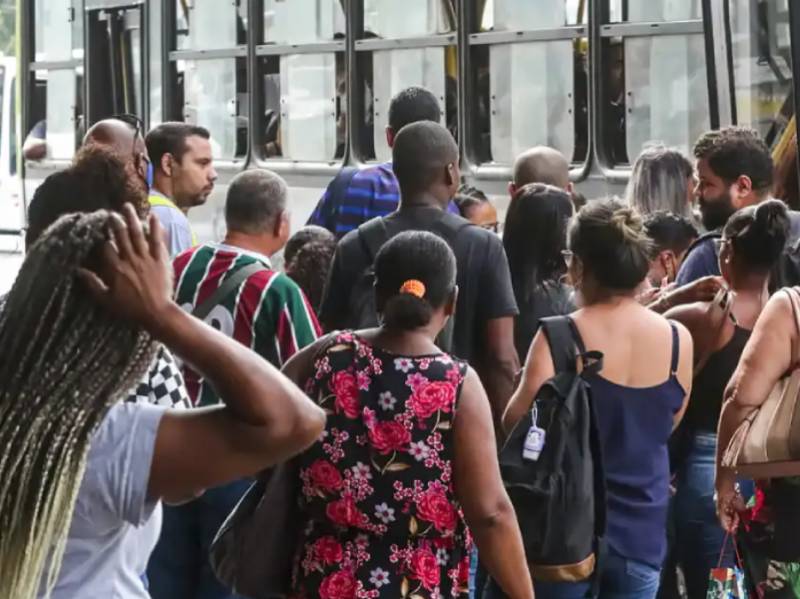 Número dos que procuram emprego há mais de 2 anos cai 17,8%, diz IBGE