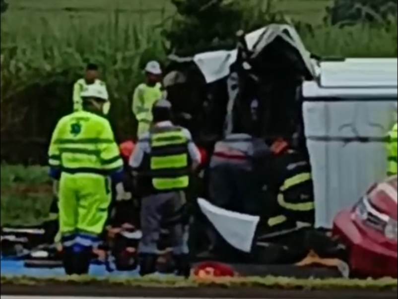 Motorista fica gravemente ferido após van colidir contra traseira de caminhão em Paraguaçu Paulista