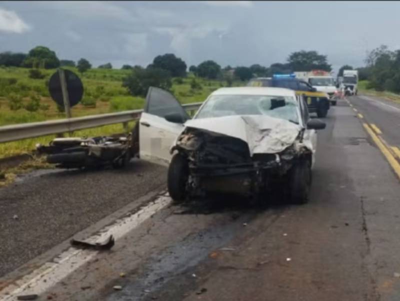 Casal de moto morre em batida frontal com carro na BR-153 em Marília