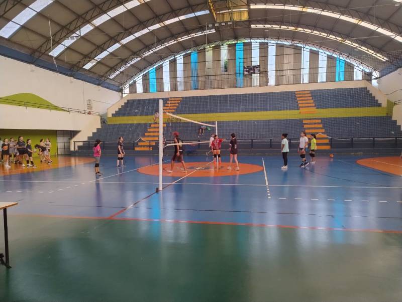 Aulas de iniciação ao voleibol são sucesso entre a garotada de Paraguaçu Paulista