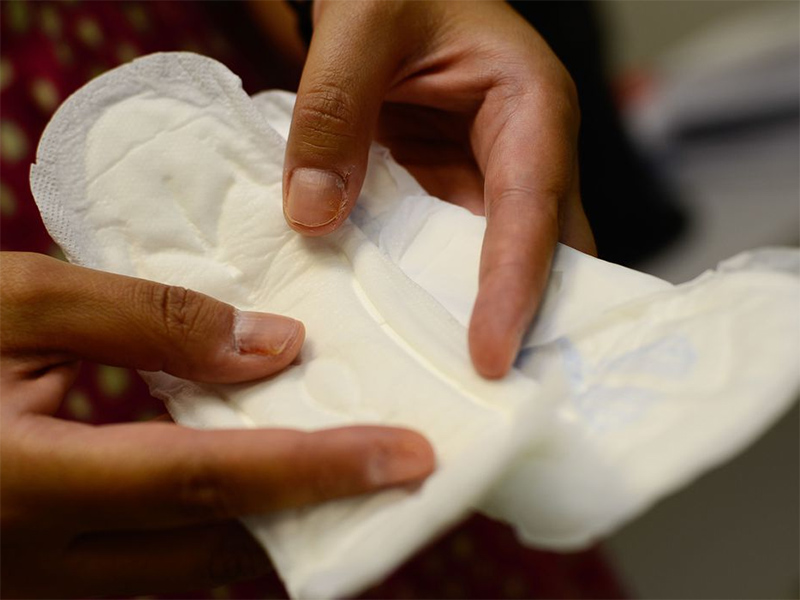 Congresso derruba veto à distribuição de absorventes para estudantes