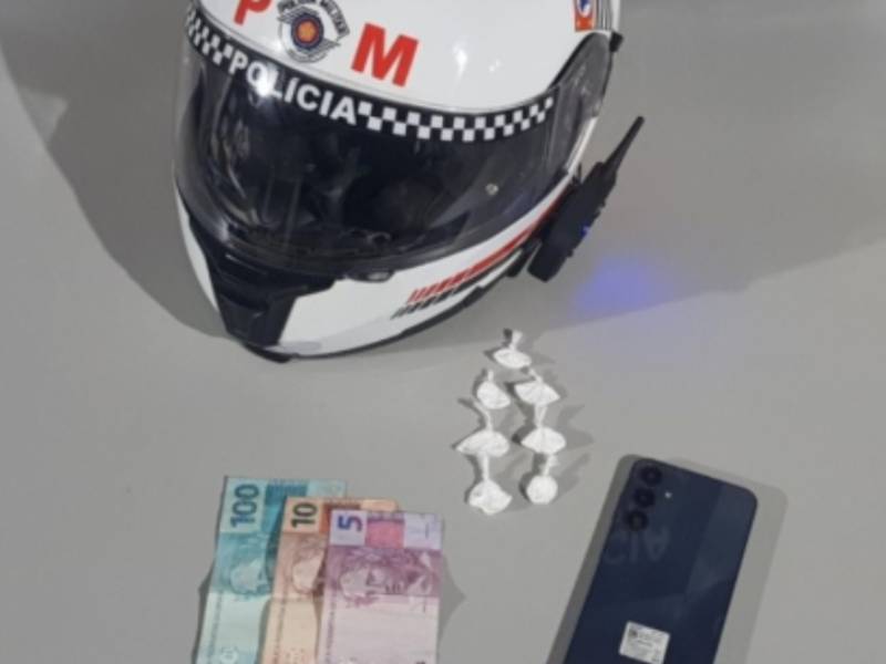 Motociclista é detido com drogas, dinheiro e celular no bairro Santa Cecília, em Assis