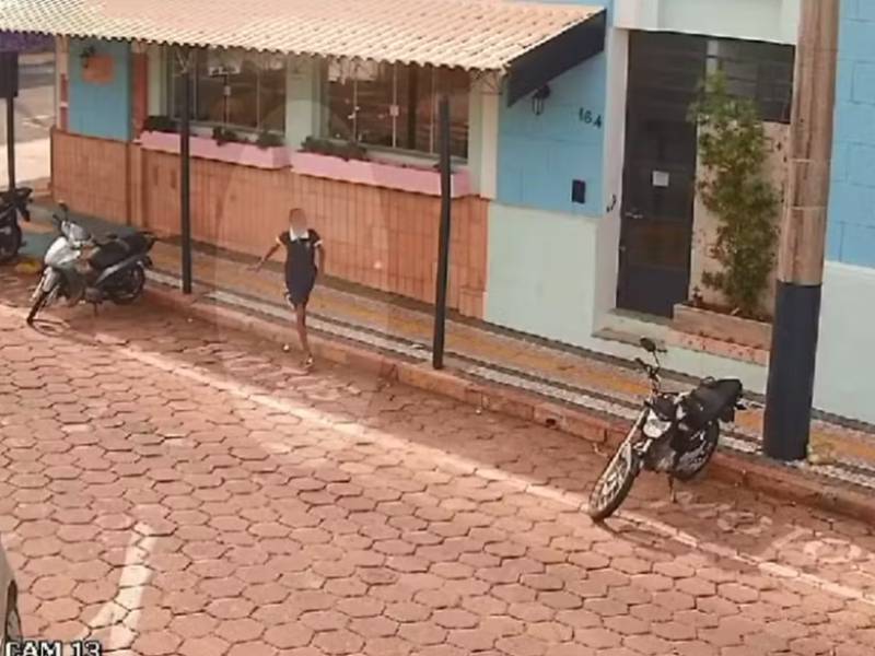Mãe de menino que aparece em vídeo de criança furtando moto o levou à delegacia após ver imagens