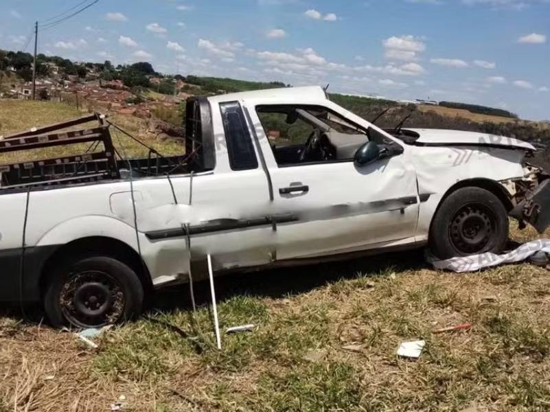 Motorista morre após carro capotar em rodovia de Pompeia