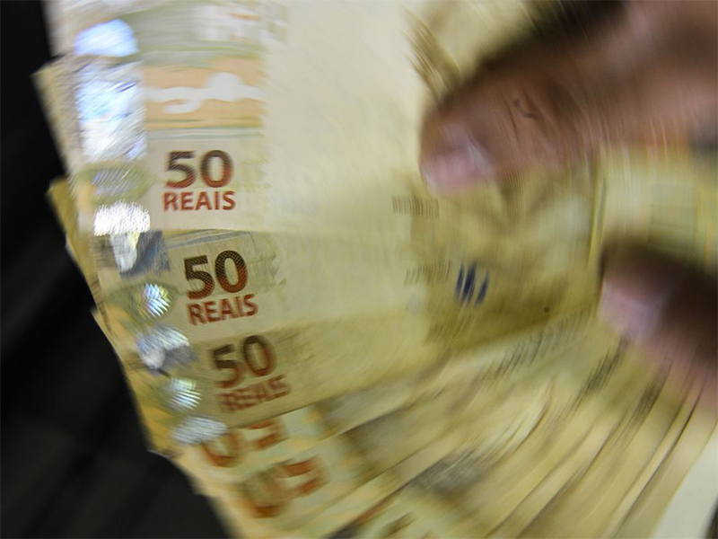 Endividamento cai pelo 2º mês seguido, mas inadimplência preocupa