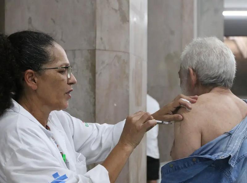 Aumentar vacinação de grupos de risco é desafio no combate à covid-19