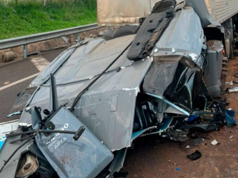 Motorista é resgatado após caminhão-baú bater em carreta na Rachid Rayes entre Assis e Echaporã
