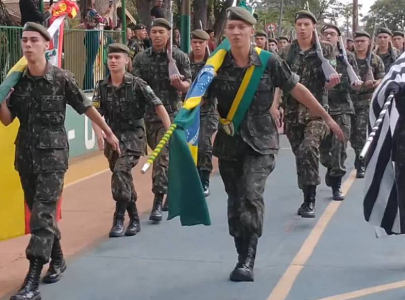 Tiro de Guerra realiza entrega da Boina Verde Oliva e Braçais de Monitor a atiradores
