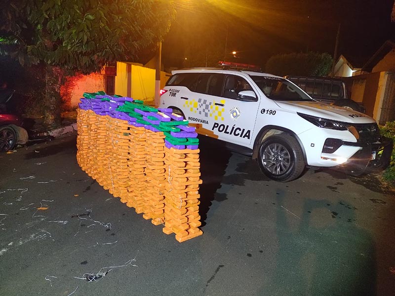 Homem tenta fugir da polícia, sofre acidente e acaba preso com mais de 500 tabletes de maconha