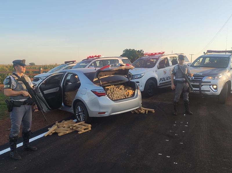 Veículo roubado é abandonado com mais de mil tabletes de maconha na Raposo Tavares em Salto Grande