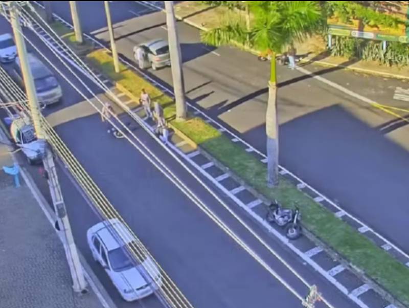 Motociclista passa mal, perde controle e bate em avenida no centro de Marília