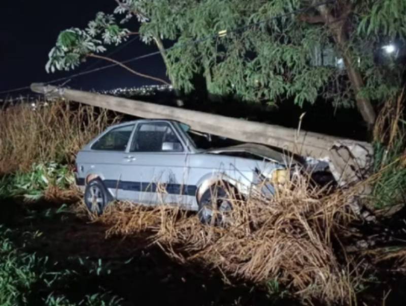 Carro colide contra poste e deixa duas pessoas feridas em Bastos