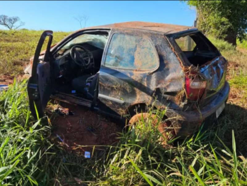 Capotamento de carro deixa motorista ferida em estrada vicinal, em Dracena