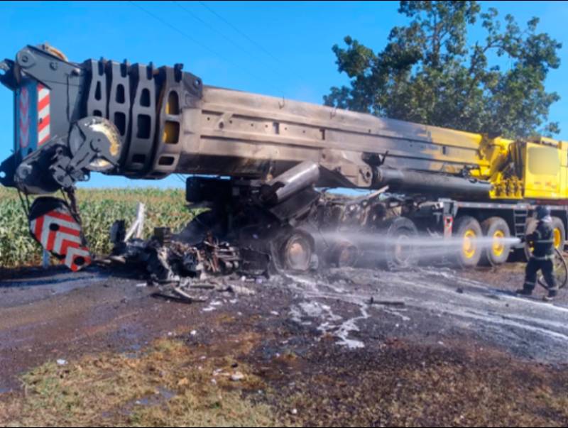 Guindaste pega fogo na Raposo Tavares em Cândido Mota