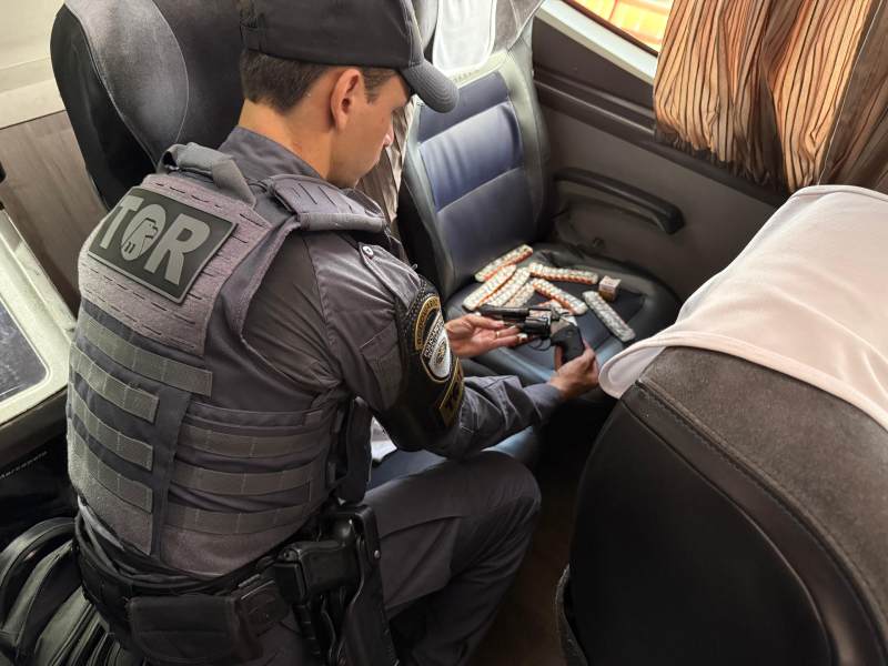 Polícia prende dupla com arma de fogo, medicamentos e anabolizantes em rodovia de Ourinhos