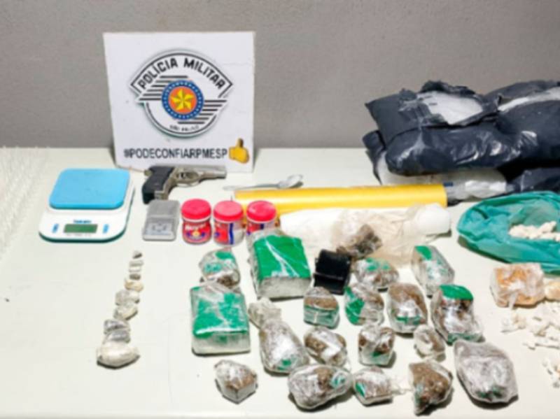Homem é preso com drogas e simulacro de arma de fogo em Palmital