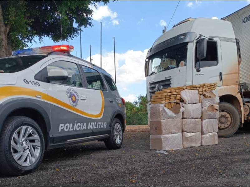 Homem foge pela mata e abandona caminhão com mais de 400 kg de maconha em Palmital