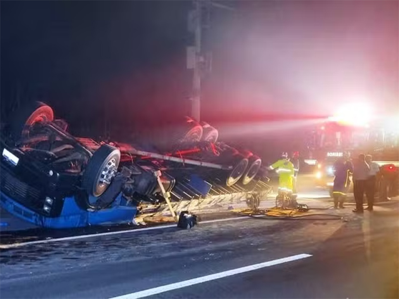 Motorista morre após caminhão capotar na SP-333 em Marília