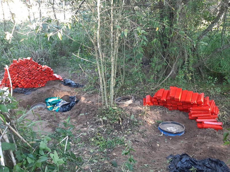 Polícia apreende tijolos de maconha enterrados em área de sítio em Garça