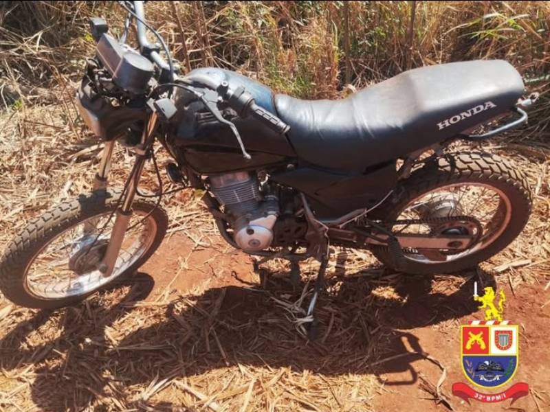 Dois homens são presos com moto furtada em mata de Cândido Mota