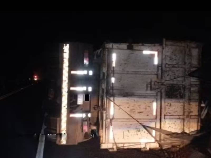 Caminhão carregado com 26 toneladas de sucata tomba em Paraguaçu Paulista