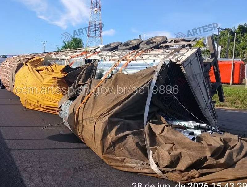Carreta com perfilado de alumínio tomba e interdita rodovia em Marília