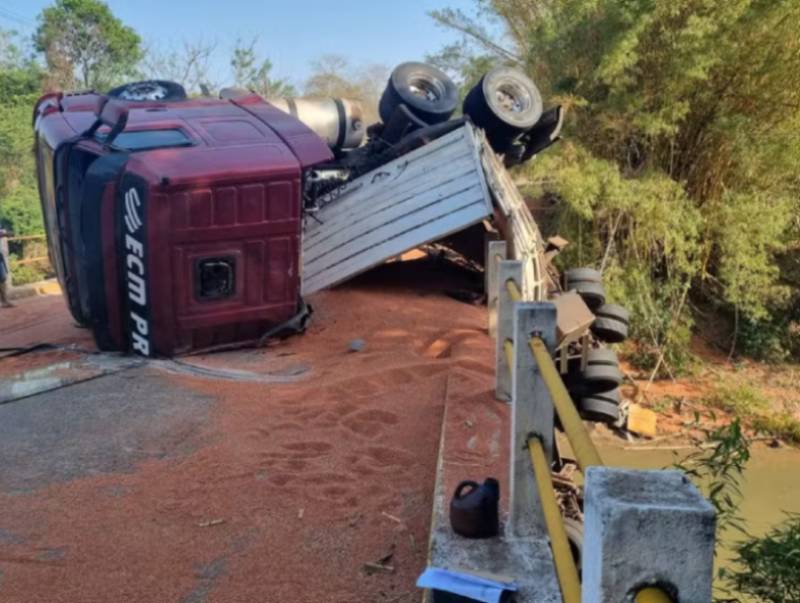 Carreta tomba e fica pendurada na ponte do Rio do Peixe em vicinal que liga Tupã à Quatá