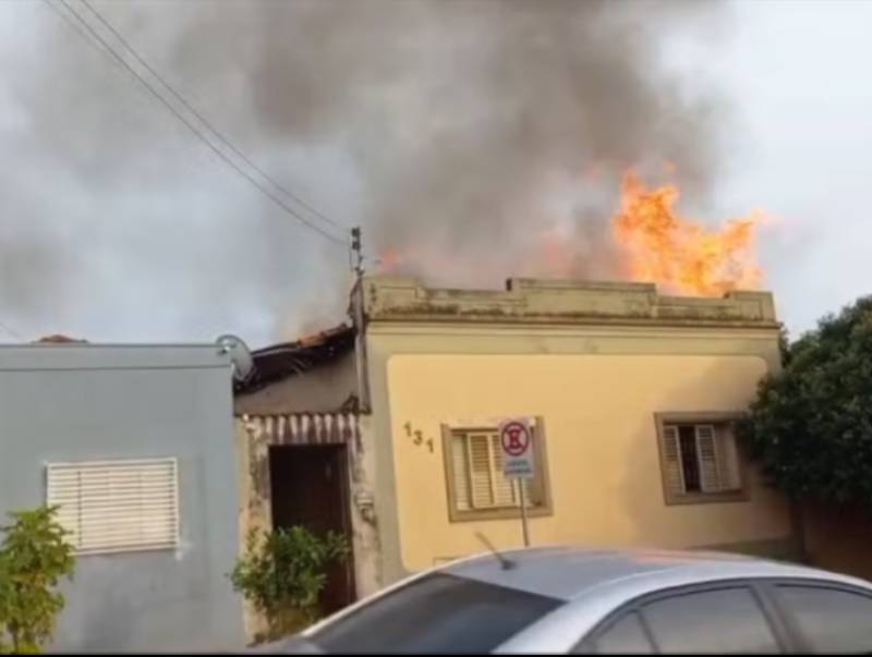 Idosos são resgatados após incêndio em residência em Ourinhos