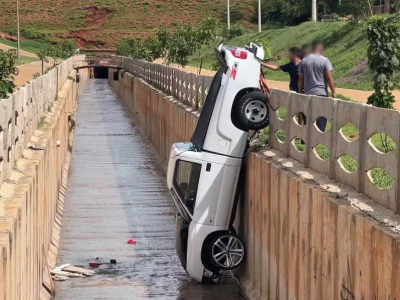 Carro estacionado perde o freio, desce a rua sozinho e cai em córrego no interior de SP
